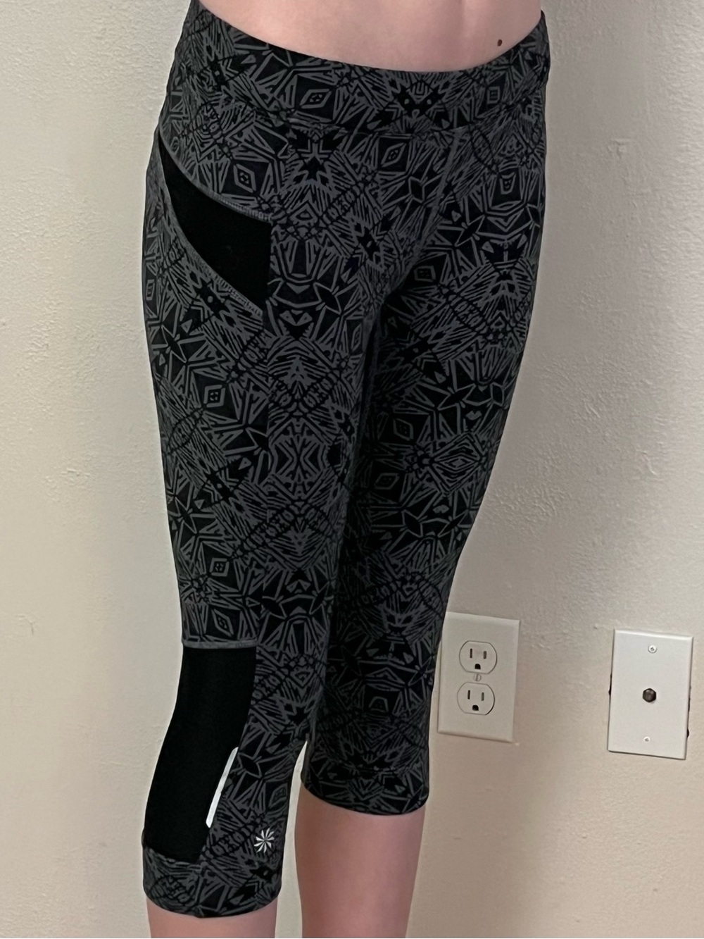 Athleta Geometric Capri Workout capris  size small